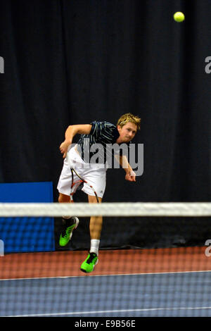 Centre de tennis Manchester Manchester, UK 23 octobre 2014 Joshua Milton (Grande-Bretagne) en action au cours de son quart de finale défaite par nombre de semences 3 Jules Marie (France), qui se réunira la Tom Farquharson demain en demi-finale. Beat Farqharson Robin Lang (Allemagne) 6-4, 6-0. Pro-Tennis Aegon GB Manchester, UK Crédit : John Fryer/Alamy Live News Banque D'Images