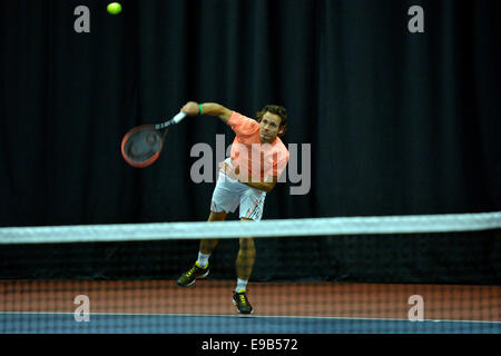 Centre de tennis Manchester Manchester, UK 23 octobre 2014 Wesley Koolhof (Pays-Bas) en action durant son quart de finale sur Luke Bambridge (Grande-Bretagne). Il rencontrera Adrien Bossel (Suisse) demain en demi-finale. Bossel numéro de temps 2 seed Laurynas Grigelis (Lituanie) 6-4, 5-7, 7-6. Pro-Tennis Aegon GB Manchester, UK Crédit : John Fryer/Alamy Live News Banque D'Images