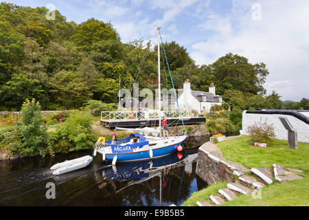 Le Crinan Canal - un yacht de luxe en passant par le pont tournant Crinan, Crinan, Knapdale, ARGYLL & BUTE, Ecosse UK Banque D'Images