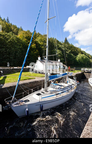 Le Crinan Canal - un yacht de négocier l'écluse 11 à Pont de Dunardry, ARGYLL & BUTE, Ecosse UK Banque D'Images