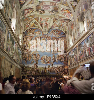 Rome. L'Italie. Foule de touristes la Chapelle Sixtine dans les Musées du Vatican. Banque D'Images