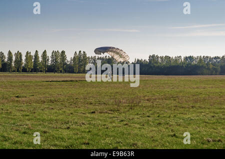 Parachutistes - 2014. Le parachutiste à l'atterrissage sur l'aérodrome d'herbe. Banque D'Images