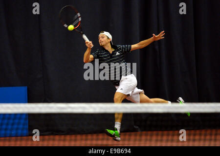 Centre de tennis Manchester Manchester, UK 23 octobre 2014 Joshua Milton (Grande-Bretagne) en action au cours de son quart de finale défaite par nombre de semences 3 Jules Marie (France), qui se réunira la Tom Farquharson demain en demi-finale. Beat Farqharson Robin Lang (Allemagne) 6-4, 6-0. Pro-Tennis Aegon GB Manchester, UK Crédit : John Fryer/Alamy Live News Banque D'Images