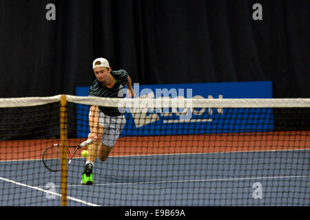 Centre de tennis Manchester Manchester, UK 23 octobre 2014 Joshua Milton (Grande-Bretagne) en action au cours de son quart de finale défaite par nombre de semences 3 Jules Marie (France), qui se réunira la Tom Farquharson demain en demi-finale. Beat Farqharson Robin Lang (Allemagne) 6-4, 6-0. Pro-Tennis Aegon GB Manchester, UK Crédit : John Fryer/Alamy Live News Banque D'Images