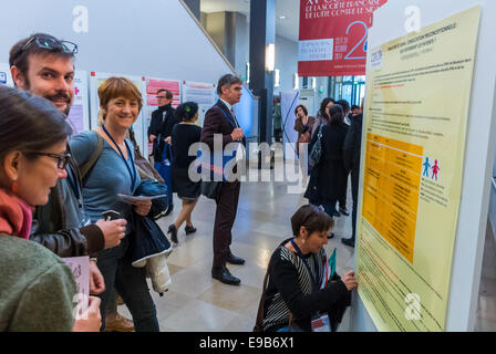 Paris, France. Salon médical, Conférence de SFLS, Société française de lutte contre le SIDA, N.G. O's, et drogues, compagnies. Femmes lisant recherche regarder des affiches mur dans le hall, COREVIH partage de scientifiques, conférence scientifique, recherche sur les aides au vih, Paris science Banque D'Images