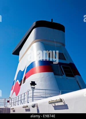 Entonnoir et plate-forme supérieure de la MV Bretagne un passager transmanche ferry exploité par Brittany Ferries construit en 1989 Banque D'Images