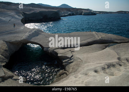 Sculptures en grès au célèbre plage de sarakiniko à Milos en Grèce Banque D'Images