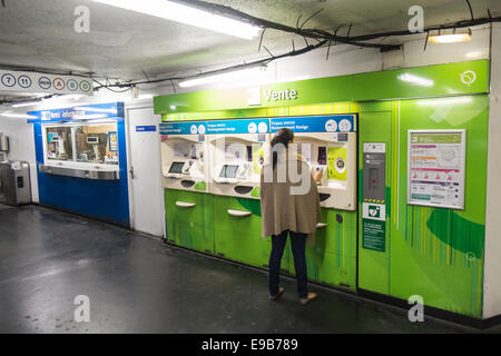 Ticket machine pour le transport ferroviaire,femme,achat,DE,Train ticket, pour,rail,Transports, métro, train, à,distributeur, la machine, l'outlet, Paris, France, Français Banque D'Images