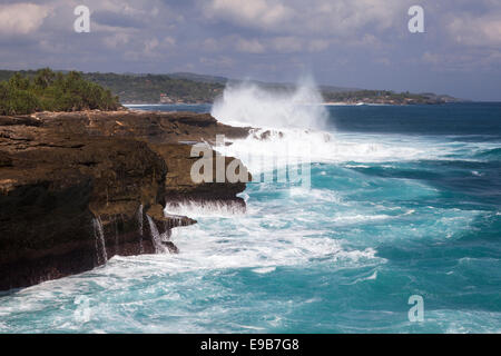 Vagues qui éperon rocheux de 'Devil's Tears', [] Nusa Lembongan, à Bali, Indonésie Banque D'Images