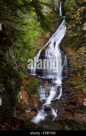 Moss Glen Falls en forêt profonde à Stowe au Vermont usa en automne Banque D'Images