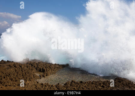 Embruns blanc, grande vague s'écraser contre le rivage rocailleux, 'Devil's Tears', [] Nusa Lembongan, à Bali, Indonésie Banque D'Images