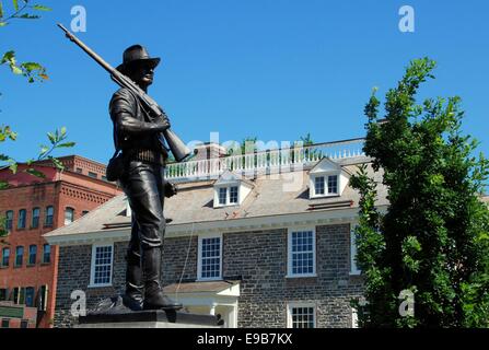 YONKERS, NY : Statue d'une Première Guerre mondiale Doughboy se tient juste en face de la façade en pierre de la ville historique de 1693 Philipse Manor Hall Banque D'Images