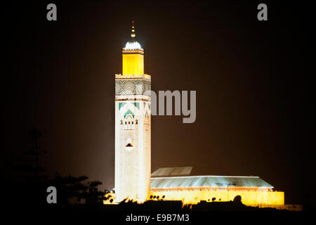La Mosquée Hassan II ou Grande Mosquée Hassan II à Casablanca maroc éclairée la nuit Banque D'Images