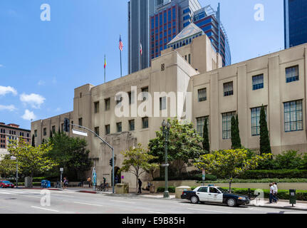Voiture de police garée devant la Bibliothèque Centrale sur W 5th St, Bunker Hill, Los Angeles, Californie, USA Banque D'Images