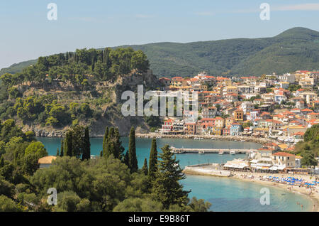 Donnant sur la ville de Parga, Grèce Banque D'Images