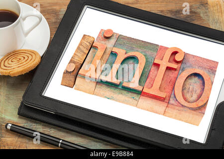 Dot info - information sur les noms de domaine de l'impression typographique en bois type de blocs sur un écran de tablette numérique Banque D'Images