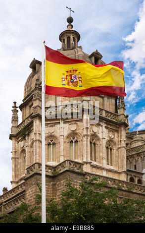La cathédrale de Tolède avec drapeau espagnol Banque D'Images