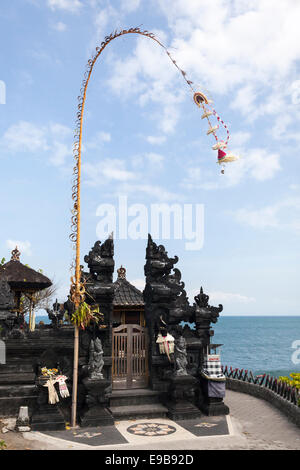 Penjor bambou et temple de culte, 'Pura Tanah Lot', Bali, Indonésie Banque D'Images