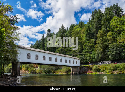 Pont de Goodpasture sur la rivière McKenzie ; Lane County, Oregon. Banque D'Images