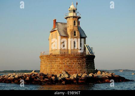 Long Island Sound, NY : de style néo-gothique 1878 Race Rock Lighthouse Banque D'Images