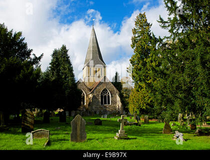 St James Church dans le village de Shere, Surrey, Angleterre, Royaume-Uni Banque D'Images