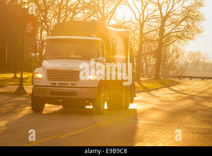 Les services de la ville en matinée au travail ramasser les déchets Banque D'Images
