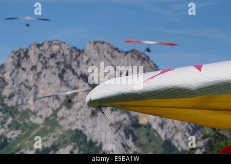 Deltaplanes au Col de la Forclaz, près d'Annecy en France Banque D'Images