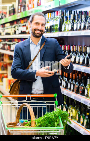 La sélection de l'homme à vin liquor store Banque D'Images