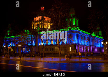 Belfast Irlande du 23 octobre 2014. Pour célébrer Diwali, Belfast City Hall était illuminé en vert, bleu, orange et rouge. Diwali, la fête de la lumière coïncide avec la nouvelle lune, la plus sombre nuit de l'Hindu mois luni-solaire Kartika. Dans le calendrier grégorien, Diwali la nuit tombe entre mi-octobre et mi-novembre. Credit : Bonzo/Alamy Live News Banque D'Images