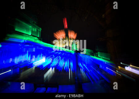 Belfast Irlande du 23 octobre 2014. Pour célébrer Diwali, Belfast City Hall était illuminé en vert, bleu, orange et rouge. Diwali, la fête de la lumière coïncide avec la nouvelle lune, la plus sombre nuit de l'Hindu mois luni-solaire Kartika. Dans le calendrier grégorien, Diwali la nuit tombe entre mi-octobre et mi-novembre. Credit : Bonzo/Alamy Live News Banque D'Images