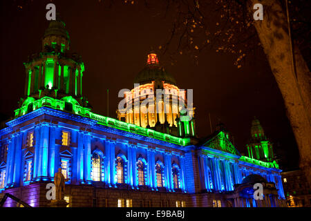 Belfast Irlande du 23 octobre 2014. Pour célébrer Diwali, Belfast City Hall était illuminé en vert, bleu, orange et rouge. Diwali, la fête de la lumière coïncide avec la nouvelle lune, la plus sombre nuit de l'Hindu mois luni-solaire Kartika. Dans le calendrier grégorien, Diwali la nuit tombe entre mi-octobre et mi-novembre. Credit : Bonzo/Alamy Live News Banque D'Images