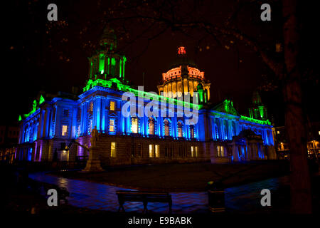 Belfast Irlande du 23 octobre 2014. Pour célébrer Diwali, Belfast City Hall était illuminé en vert, bleu, orange et rouge. Diwali, la fête de la lumière coïncide avec la nouvelle lune, la plus sombre nuit de l'Hindu mois luni-solaire Kartika. Dans le calendrier grégorien, Diwali la nuit tombe entre mi-octobre et mi-novembre. Credit : Bonzo/Alamy Live News Banque D'Images