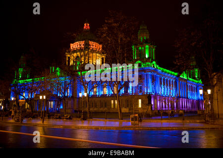 Belfast Irlande du 23 octobre 2014. Pour célébrer Diwali, Belfast City Hall était illuminé en vert, bleu, orange et rouge. Diwali, la fête de la lumière coïncide avec la nouvelle lune, la plus sombre nuit de l'Hindu mois luni-solaire Kartika. Dans le calendrier grégorien, Diwali la nuit tombe entre mi-octobre et mi-novembre. Credit : Bonzo/Alamy Live News Banque D'Images