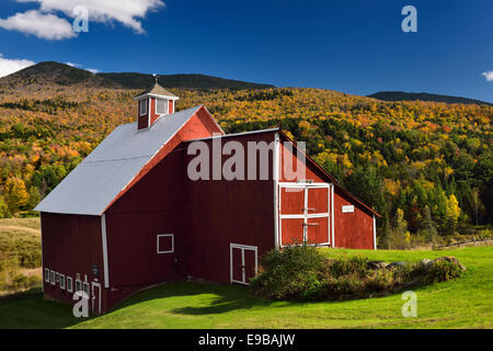 Grange rouge de Grandview stowe farm land trust avec couleurs d'automne à Stowe hollow road new york usa Banque D'Images