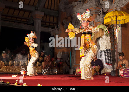 Des danseurs traditionnels, [du Palais d'Ubud, Bali, Indonésie] Banque D'Images
