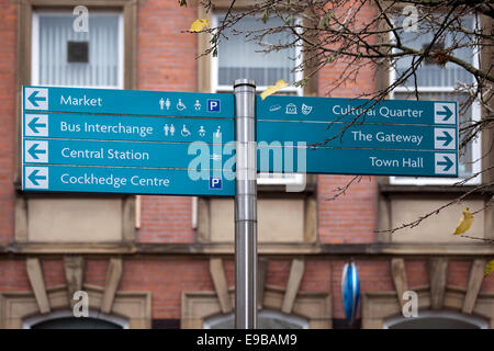 Indicateur Multi-Directional Fingerpost Signes, Warrington, Cheshire, Royaume-Uni Banque D'Images