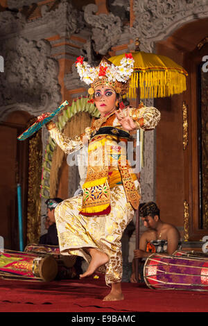 [Legong Dance Trance] effectués par belle jeune femme balinaise, [du Palais d'Ubud, Bali, Indonésie] Banque D'Images