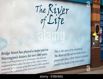 Rivière de la vie, une affiche commémorant les victimes de la bombe de l'IRA de 1993, et un symbole de la communauté de la ville. Banque D'Images