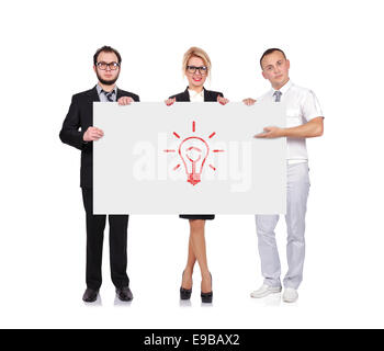 Businesspeople holding tableau noir avec lampe de dessin Banque D'Images