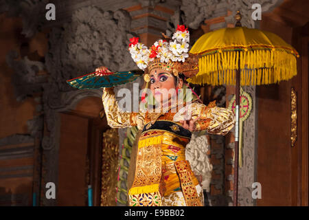 [Legong Dance Trance] effectués par belle jeune femme balinaise, [du Palais d'Ubud, Bali, Indonésie] Banque D'Images