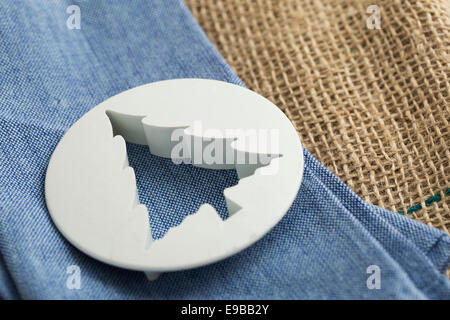 Arbre en plastique bleu en forme de biscuit de la faucheuse sur serviette. Banque D'Images