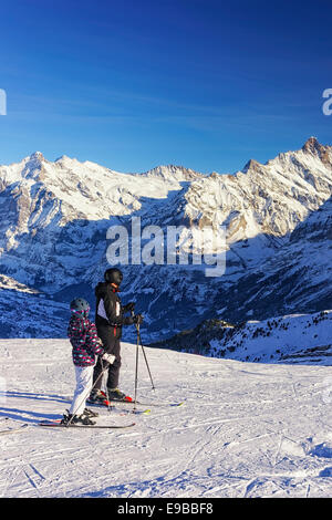 Père et enfant sur ski à station de sport d'hiver dans les Alpes suisses Banque D'Images