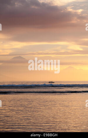 L'île de Bali, le coucher du soleil sur la mer à partir de la 'Gili Trawangan, Indonésie, des îles Gili Banque D'Images