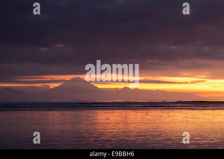 L'île de Bali, le coucher du soleil sur la mer à partir de la 'Gili Trawangan, Indonésie, des îles Gili Banque D'Images