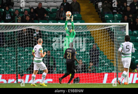 Glasgow, Ecosse. 23 Oct, 2014. L'UEFA Europa League. Celtic contre Astra Giurgiu. Craig Gordon recueille la balle en l'air : l'action de Crédit Plus Sport/Alamy Live News Banque D'Images