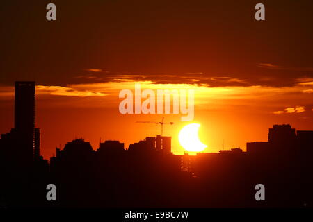 Toronto, ON, Canada. 23 Oct, 2014. Comme la lune bloque partiellement le soleil, Toronto prend un aperçu d'un coucher du soleil au cours d'une dramatique éclipse solaire partielle. Credit : Savic Sasa/Alamy Live News Banque D'Images