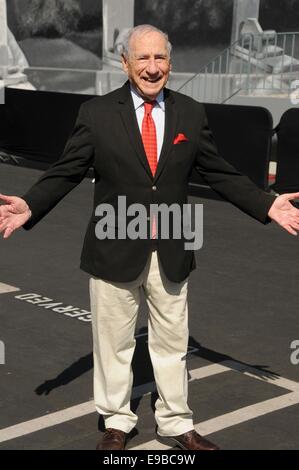 Los Angeles, Californie, USA. 23 Oct, 2014. Oct 23, 2014 - Los Angeles, Californie, USA - réalisateur Mel Brooks, à la "jeune Frankenstein 40e anniversaire' qui s'est tenue sur la 20th Century Fox Studios Lot. Crédit : Paul Fenton/ZUMA/Alamy Fil Live News Banque D'Images