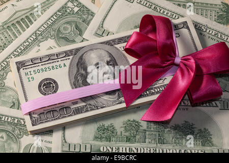 Pack of dollar bills avec red bow Banque D'Images