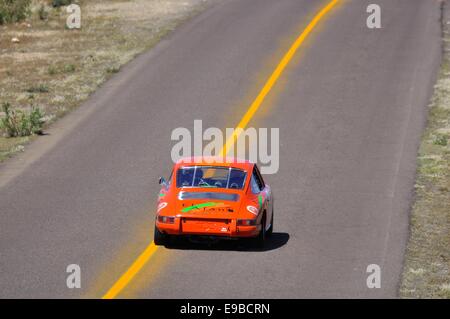 Vue arrière d'une voiture de course Porsche 911 orange accélérant le long d'une autoroute dans la course sur route Carrera Panamericana au Mexique Banque D'Images