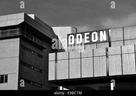 Un parking à étages avec un cinéma au-dessus et un autre bâtiment moderne à côté dans le centre de Sheffield Banque D'Images